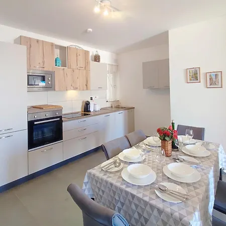 Bright & Spacious 2 Bedroom With Terrace Gz-ypiz1-1 *